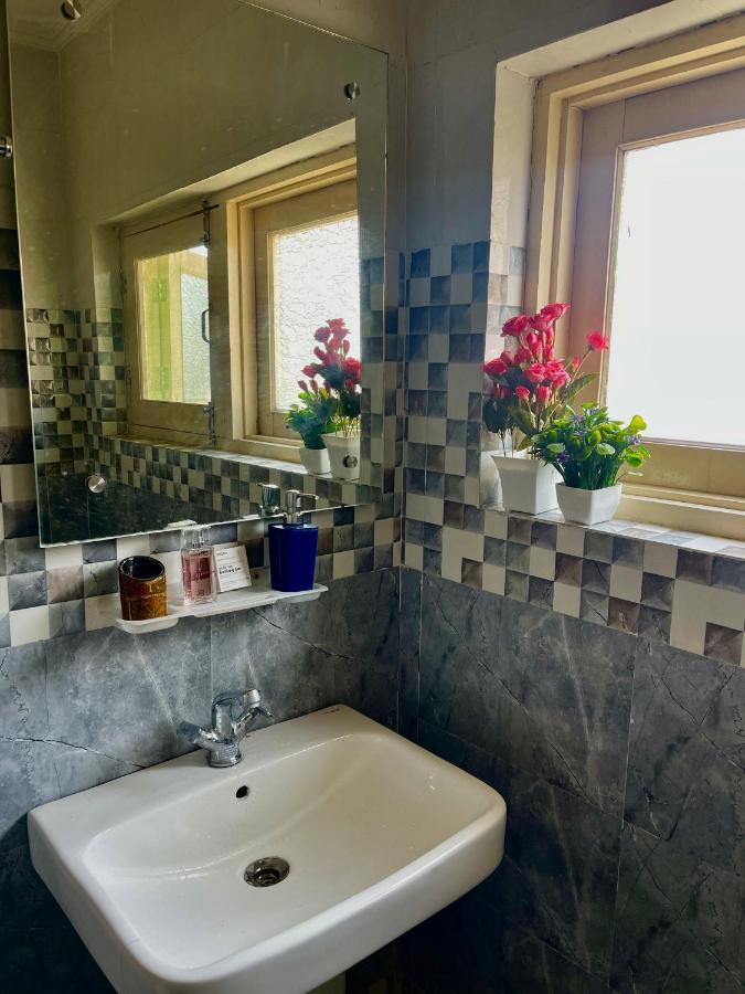 Khwaab Gah By The Khayabaan-Homestay Apartments Fully Furnished With Functional Kitchen, Wifi & Parking In City Centre Σριναγκάρ Εξωτερικό φωτογραφία