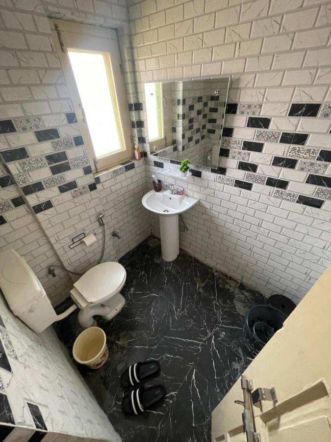 Khwaab Gah By The Khayabaan-Homestay Apartments Fully Furnished With Functional Kitchen, Wifi & Parking In City Centre Σριναγκάρ Εξωτερικό φωτογραφία