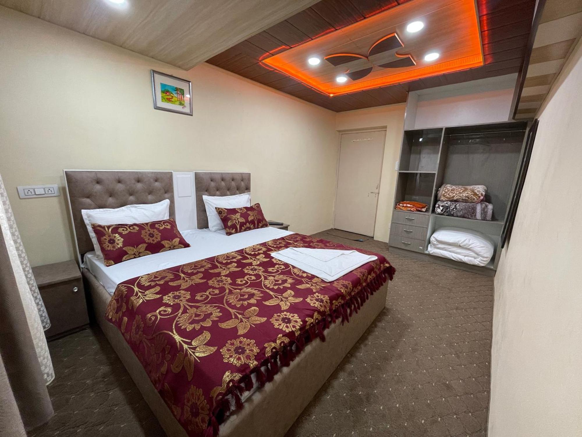 Khwaab Gah By The Khayabaan-Homestay Apartments Fully Furnished With Functional Kitchen, Wifi & Parking In City Centre Σριναγκάρ Εξωτερικό φωτογραφία