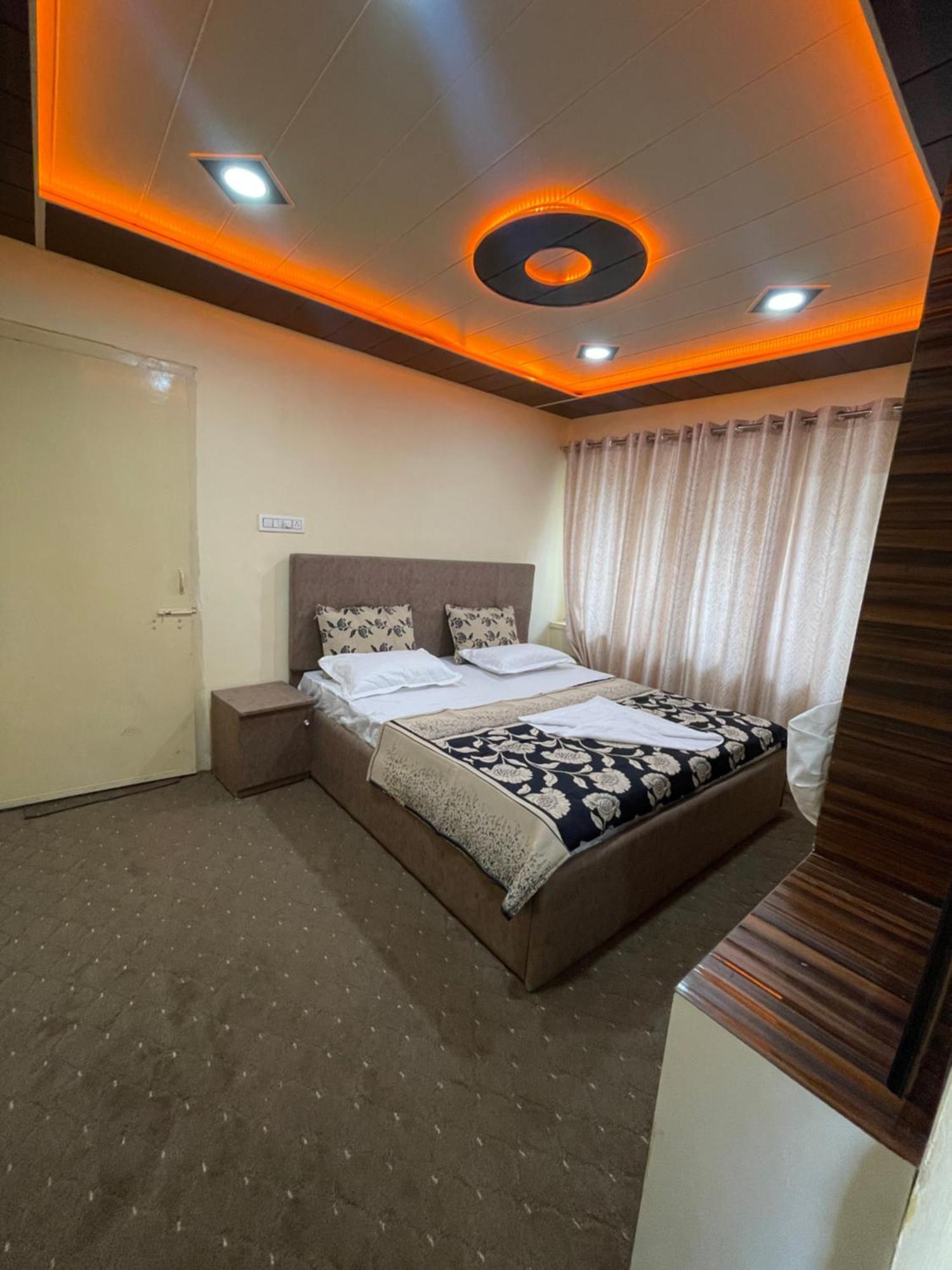 Khwaab Gah By The Khayabaan-Homestay Apartments Fully Furnished With Functional Kitchen, Wifi & Parking In City Centre Σριναγκάρ Εξωτερικό φωτογραφία