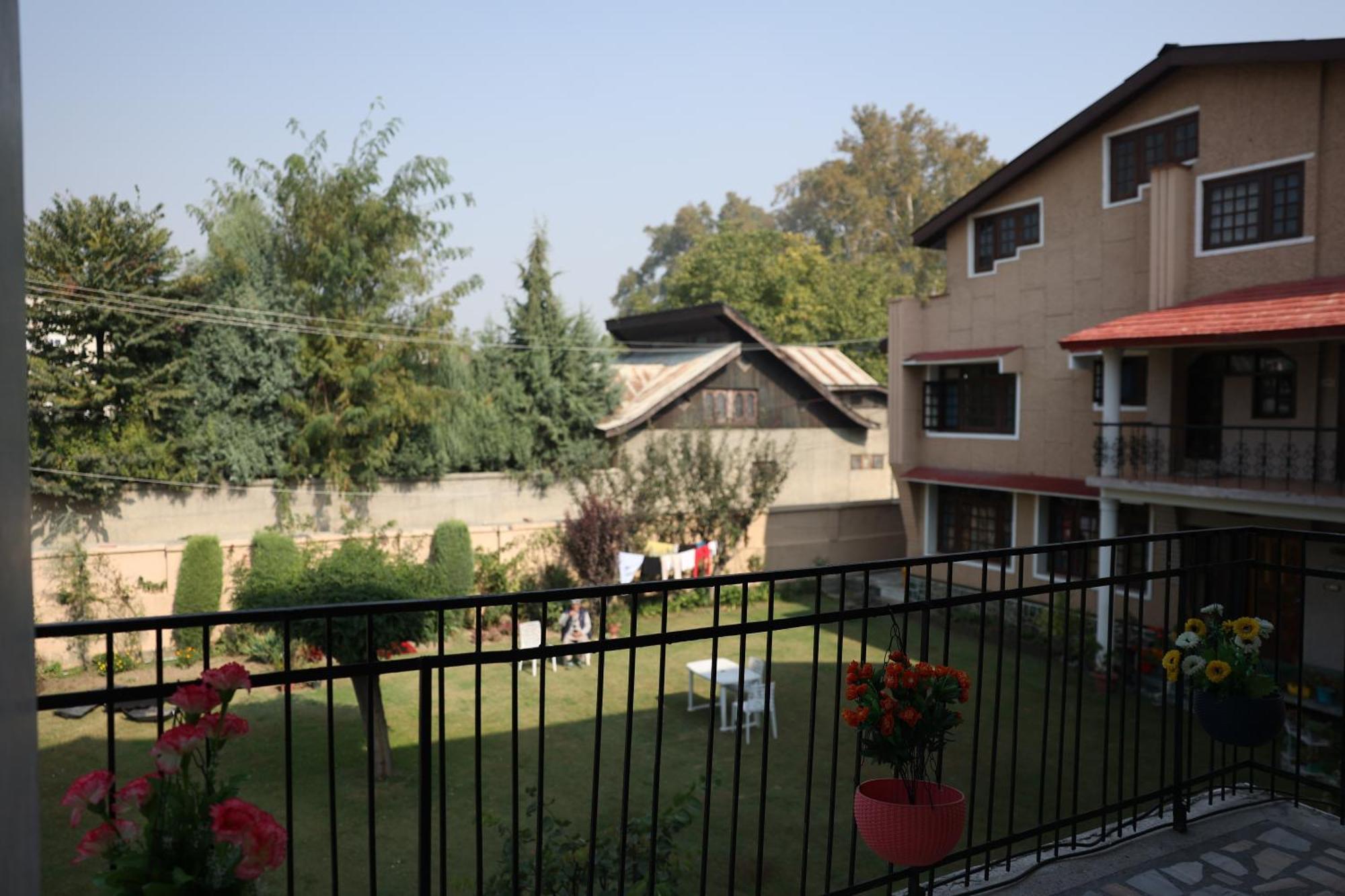 Khwaab Gah By The Khayabaan-Homestay Apartments Fully Furnished With Functional Kitchen, Wifi & Parking In City Centre Σριναγκάρ Εξωτερικό φωτογραφία