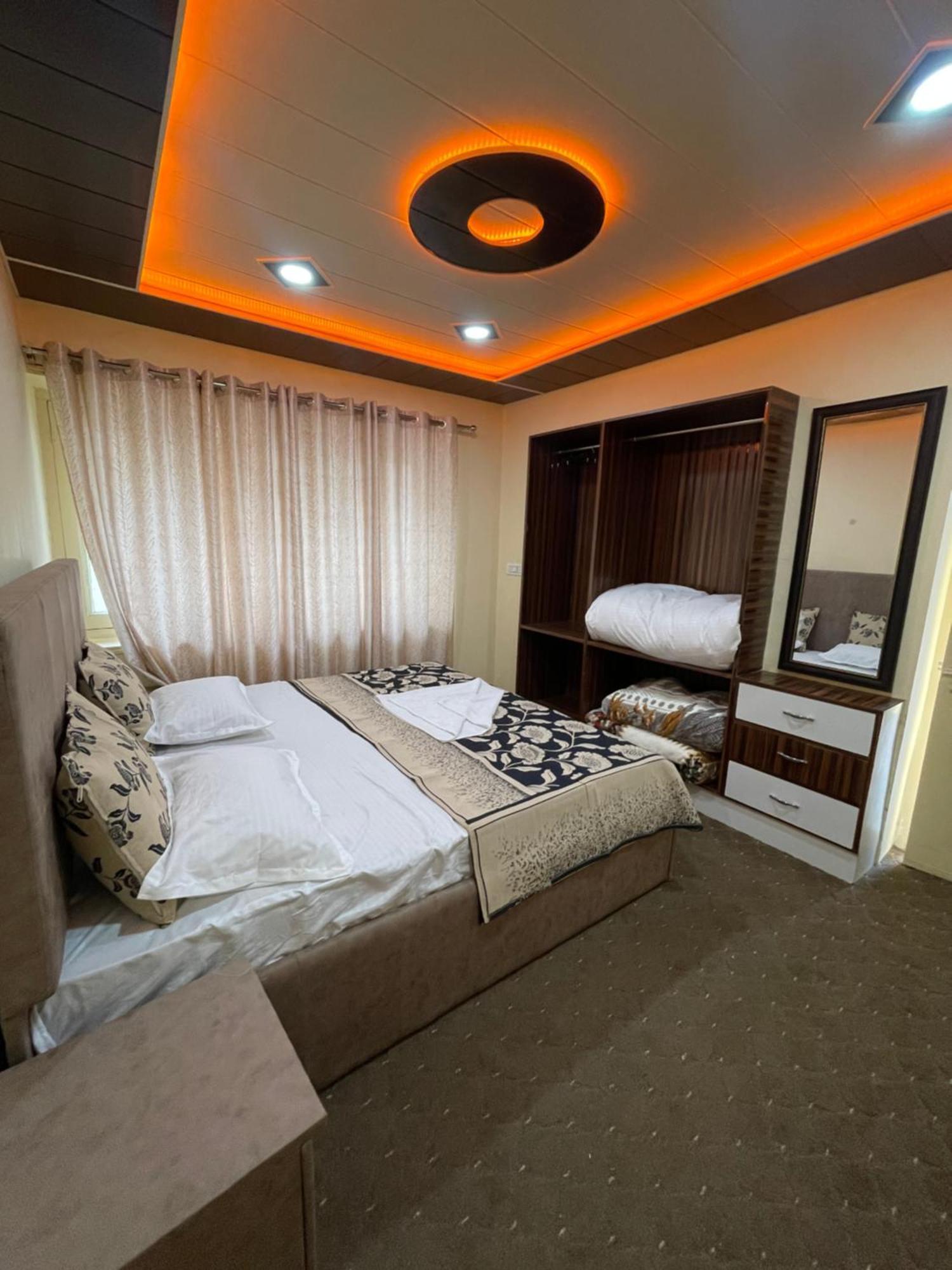 Khwaab Gah By The Khayabaan-Homestay Apartments Fully Furnished With Functional Kitchen, Wifi & Parking In City Centre Σριναγκάρ Εξωτερικό φωτογραφία