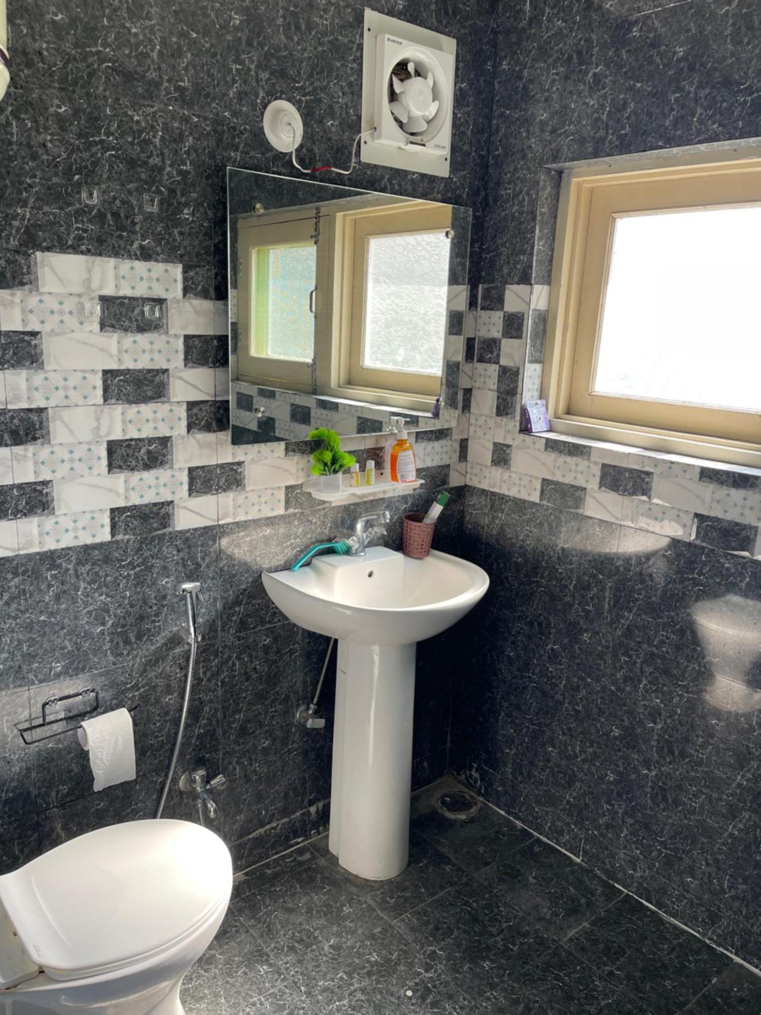Khwaab Gah By The Khayabaan-Homestay Apartments Fully Furnished With Functional Kitchen, Wifi & Parking In City Centre Σριναγκάρ Εξωτερικό φωτογραφία