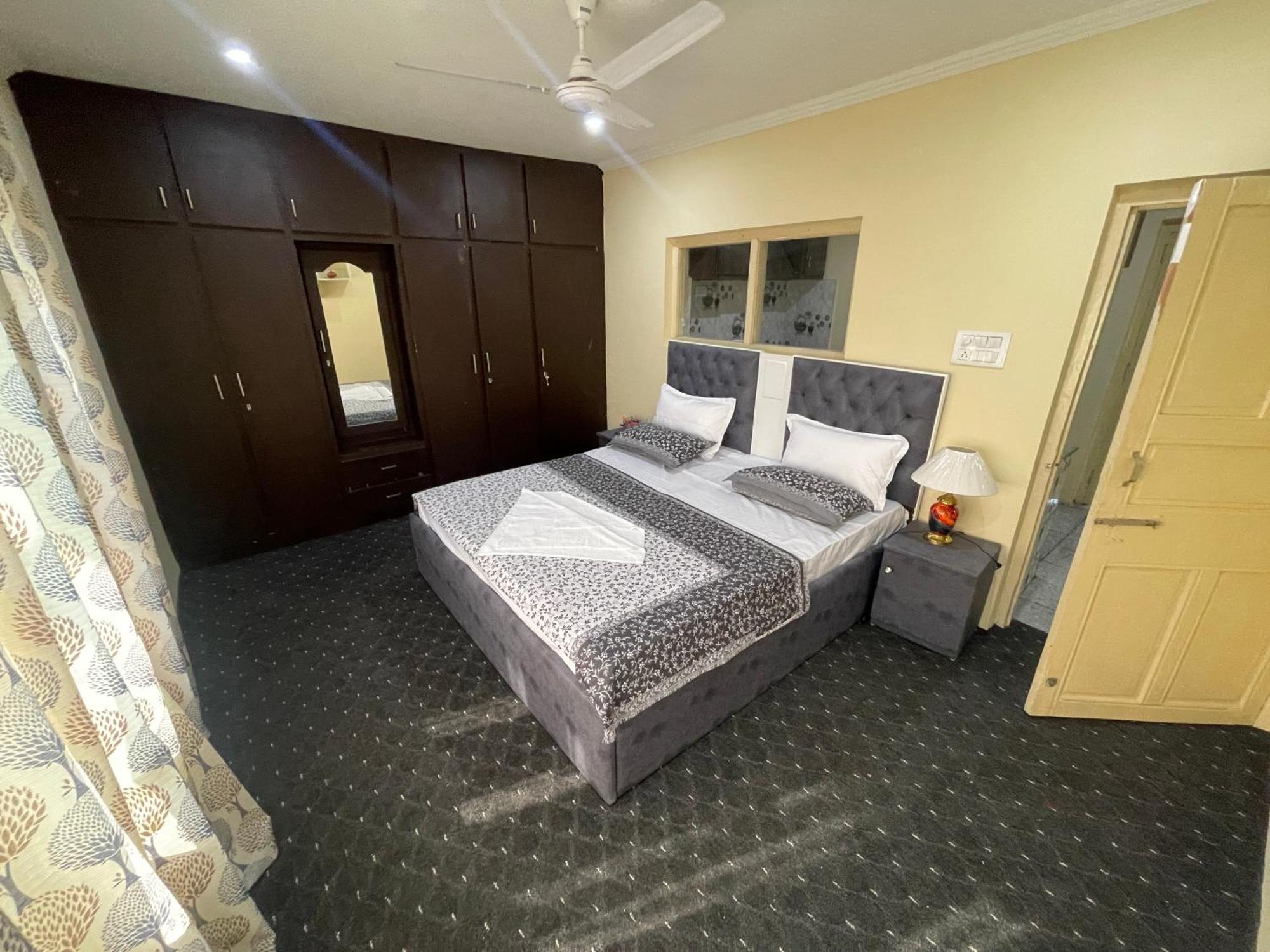 Khwaab Gah By The Khayabaan-Homestay Apartments Fully Furnished With Functional Kitchen, Wifi & Parking In City Centre Σριναγκάρ Εξωτερικό φωτογραφία