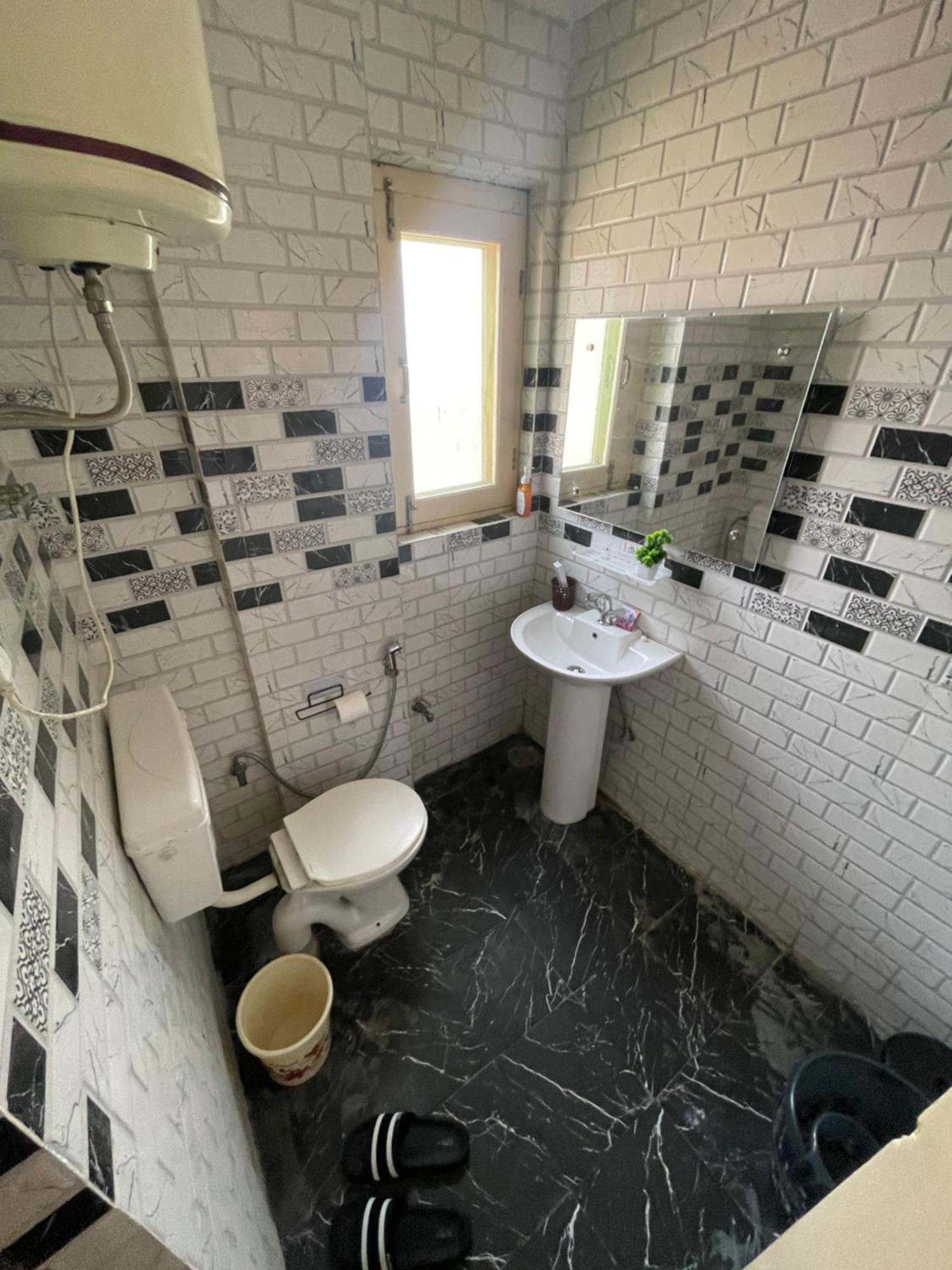 Khwaab Gah By The Khayabaan-Homestay Apartments Fully Furnished With Functional Kitchen, Wifi & Parking In City Centre Σριναγκάρ Εξωτερικό φωτογραφία